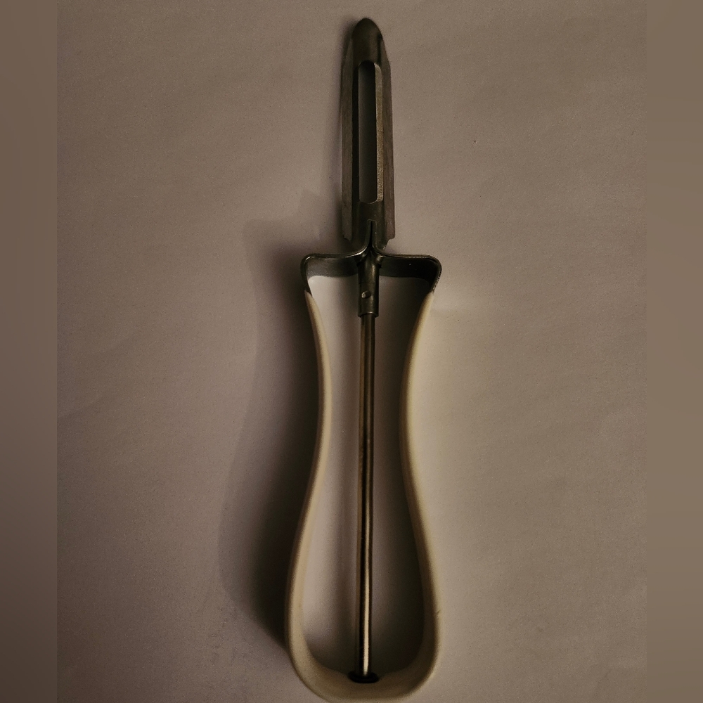 NEW w/o TAGS Elegant White & Silver Stainless Steel Food & Potato Peeler, Firm